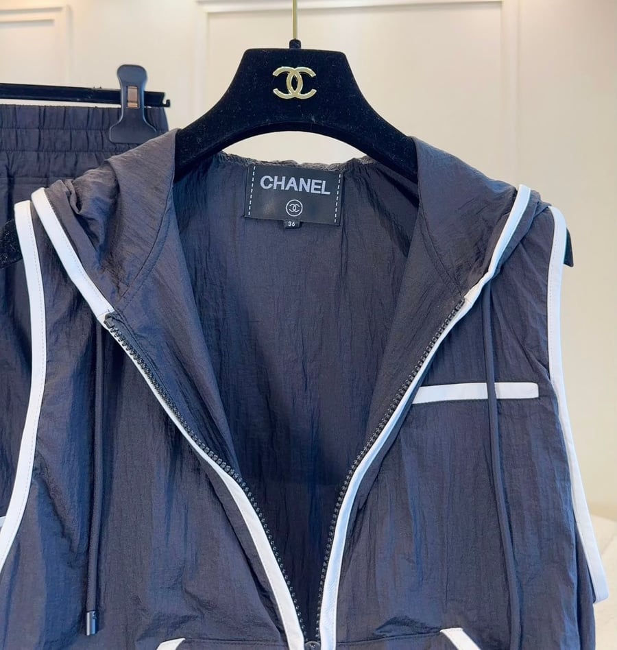 طقم رياضي فاخر (فيست وشورت) من شانيل (Chanel) – التناغم المثالي بين الفخامة والنشاط