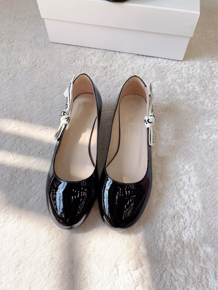 حذاء ديور (Dior) الأسود اللامع بكعب قصير مع سير مطرز