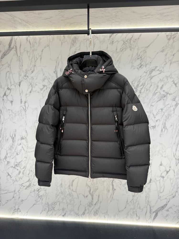 جاكيت / معطف منفوخ رجالي فاخر بقبعة من "مونكلير" (Moncler) باللون الأسود المات (Matte Black)