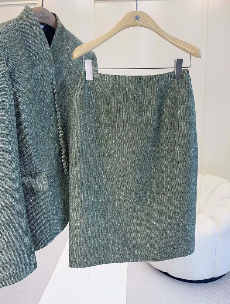 تنورة ديور النسائية الراقية من التويد المرصع بالترتر (Dior Tweed Midi Skirt with Sequin Accents)