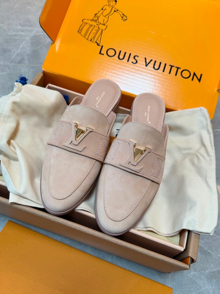 حذاء ميول لويس فيتون (Louis Vuitton) الفاخر من الشمواه النود