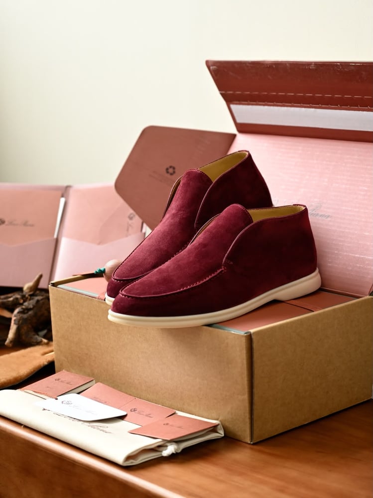 حذاء لورو بيانا الرجالي الشمواه الأيقوني (Loro Piana Open Walk Suede Shoes)