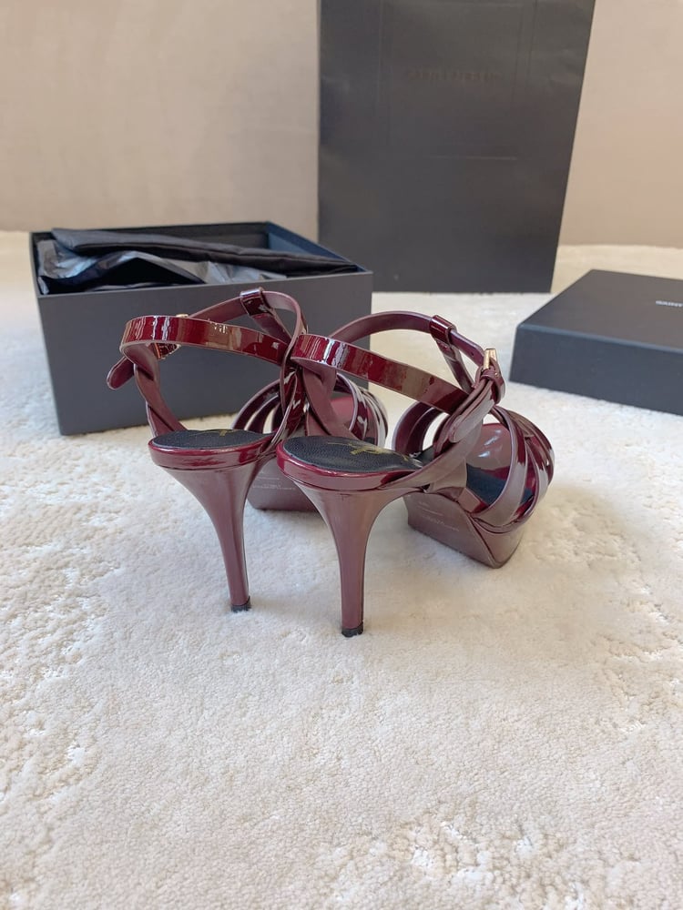 صندل سان لوران "تريبيوت" (Saint Laurent Tribute Sandal)
