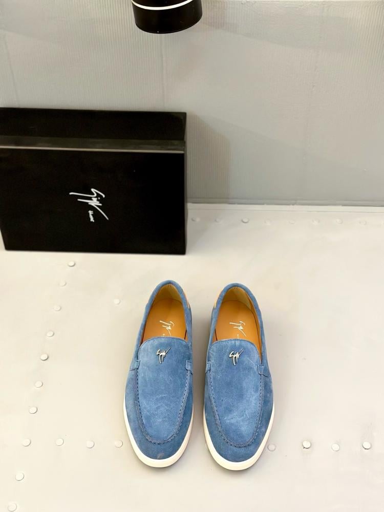 حذاء لوفر (Loafers) كاجوال فاخر من جوزيبي زانوتي (Giuseppe Zanotti) من جلد السويد باللون الأزرق الدنيم.