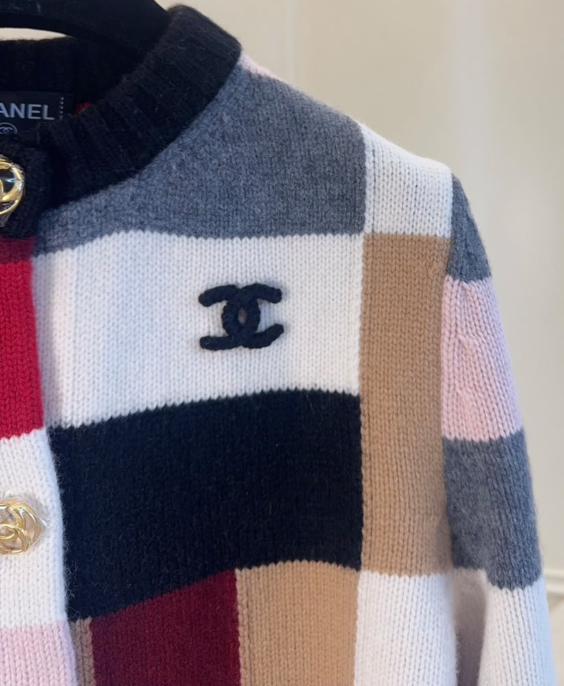 جاكيت شانيل النسائي المحبوك بتصميم مرقع ملون (Chanel Patchwork Knit Cardigan)