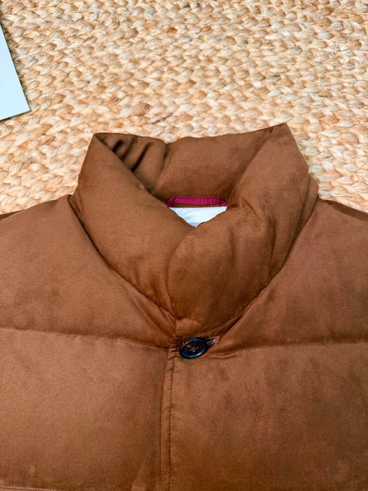 فيست / جيليه "برونيلو كوتشينيلي" (Brunello Cucinelli) الرجالي الفاخر بتصميم منفوخ وبطانة مزدوجة (اللون البني الفاخر)