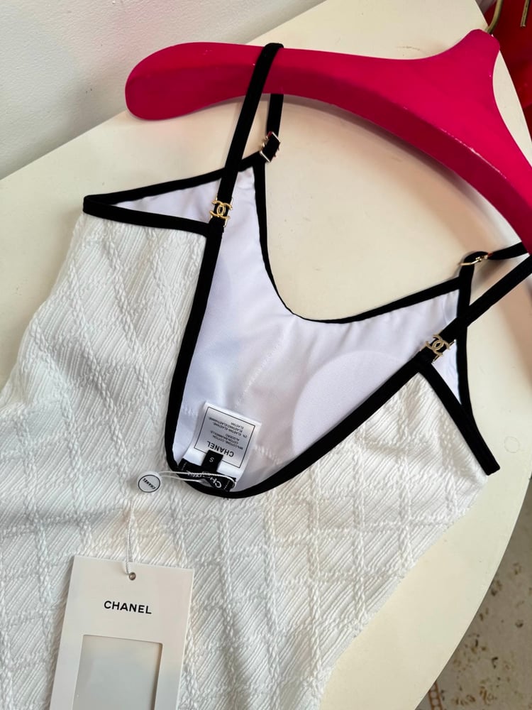 مايوه "شانيل" (Chanel) - الأناقة البيضاء بحمالات رفيعة وتفاصيل سوداء