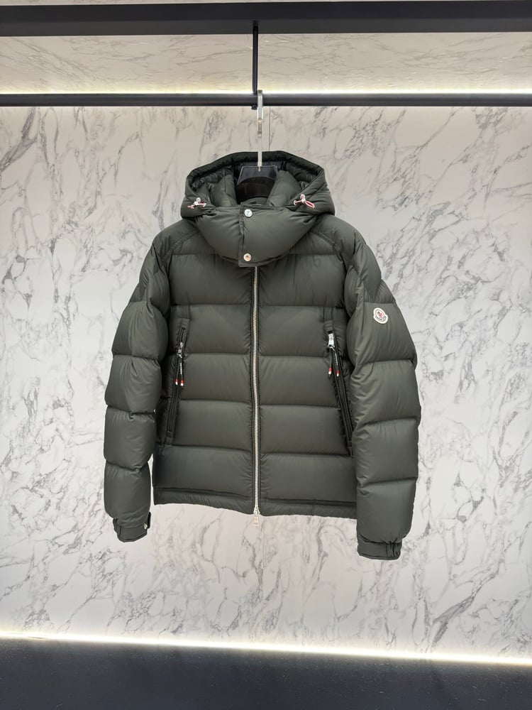 جاكيت / معطف منفوخ رجالي فاخر بقبعة من "مونكلير" (Moncler) باللون الزيتي / الأخضر العسكري