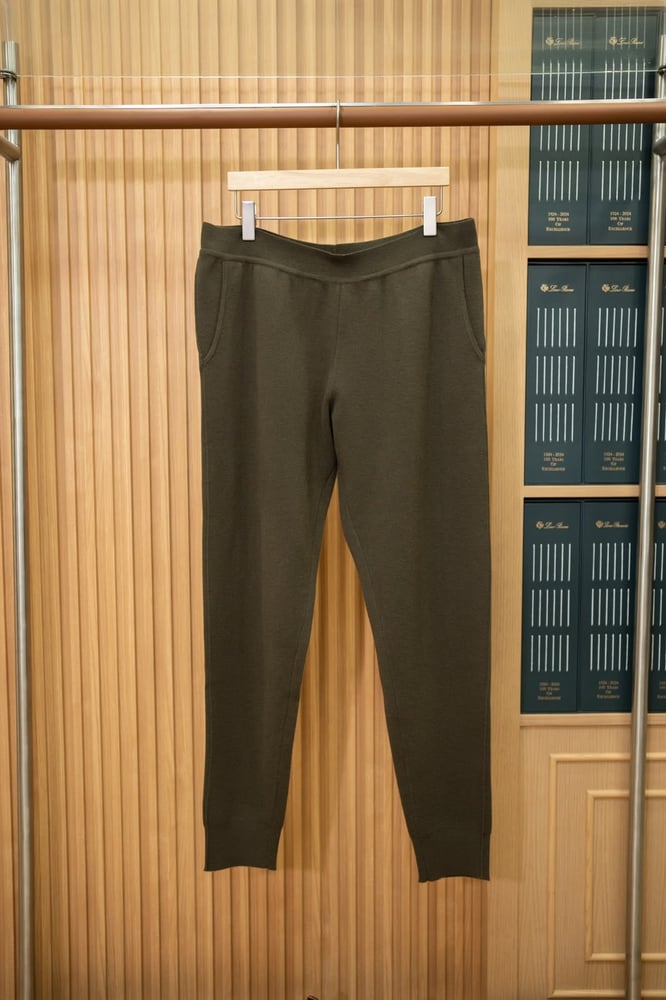 طقم تريكو فاخر بسحاب وياقة بولو من لورو بيانا (Loro Piana Full-Zip Polo Knit Tracksuit)