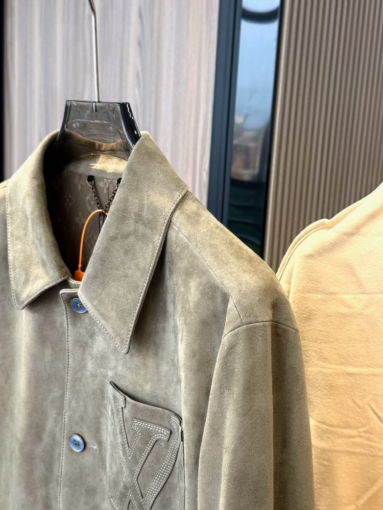 جاكيت لويس فيتون الشمواه بشعار الحرفين (Louis Vuitton Suede LV Pocket Jacket)