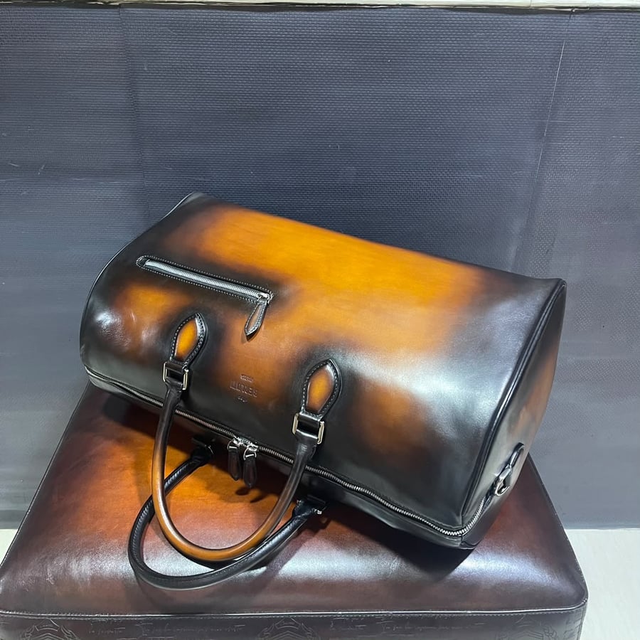 حقيبة سفر رجالية فاخرة بتدرجات الباتينا من بيرلوتي (Berluti)