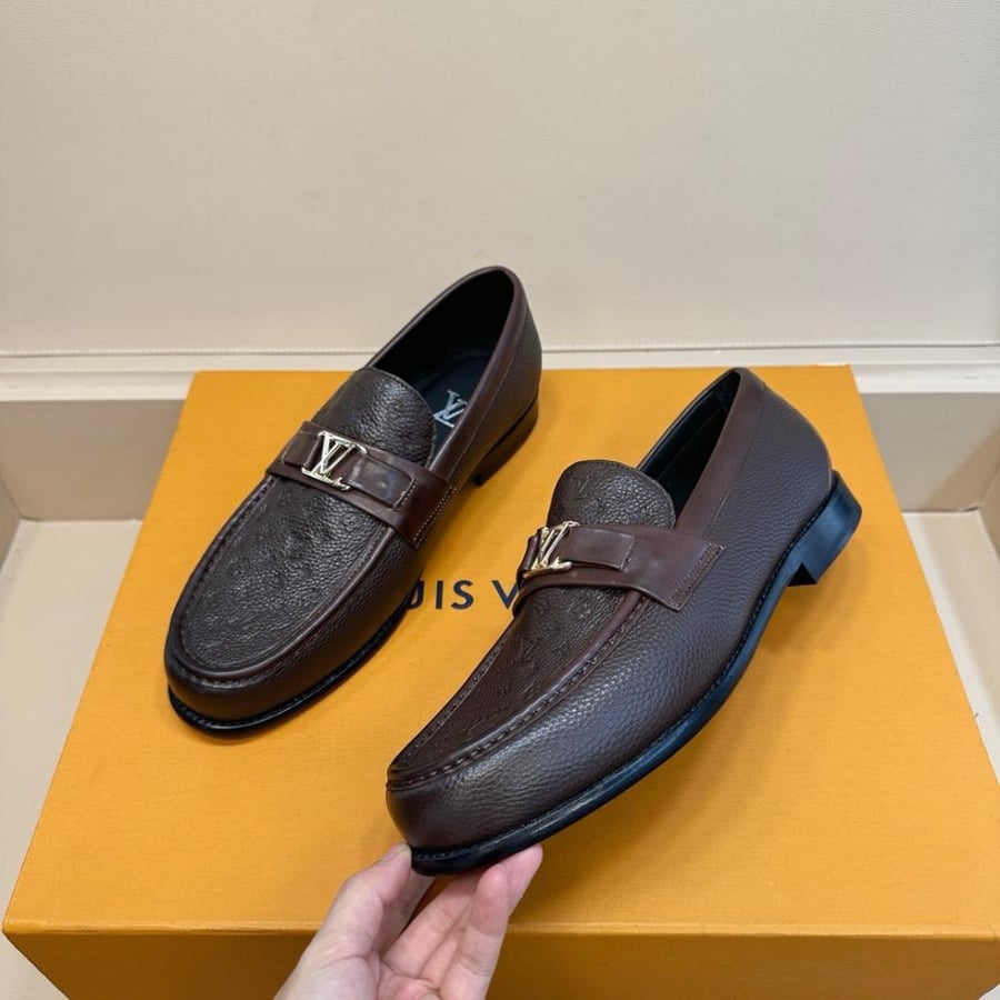 حذاء لوفر رجالي فاخر من لويس فيتون (Louis Vuitton) باللون البني المحروق من الجلد الطبيعي.