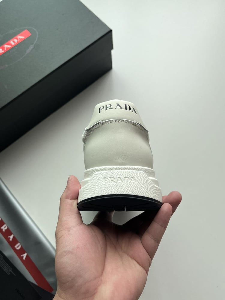 حذاء رياضي / سنيكرز رجالي فاخر من "برادا" (Prada) باللون الأبيض