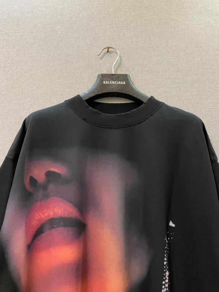 تيشرت بالنسياغا المطبوع بوجه الإنسان وتفاصيل "Look Away" (Balenciaga Graphic Print & "Look Away" T-Shirt)