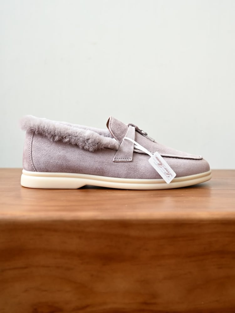 حذاء لورو بيانا النسائي الشمواه المبطن بالفرو مع تفاصيل القفل (Loro Piana Suede Fur-Lined Mules with Lock Charm)