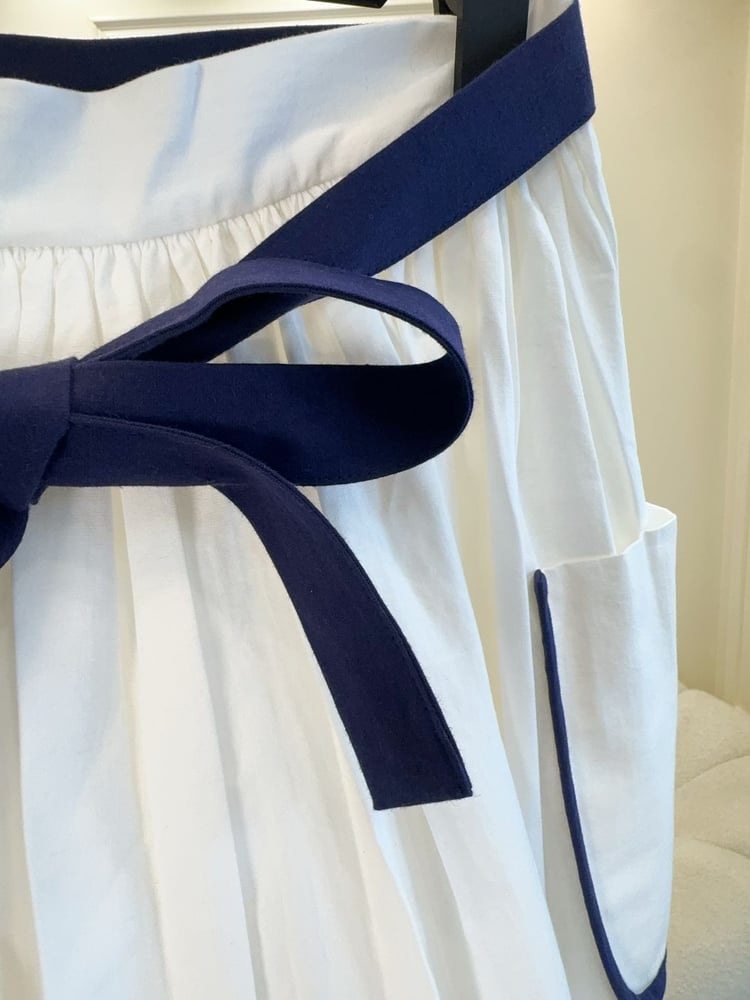 تنورة برادا الأنيقة (Prada White & Navy Skirt)