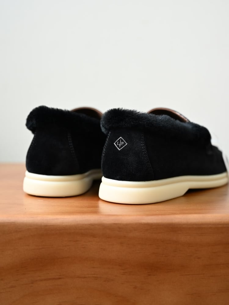 حذاء لورو بيانا النسائي الشمواه المبطن بالفرو مع تفاصيل القفل (Loro Piana Suede Fur-Lined Mules with Lock Charm)
