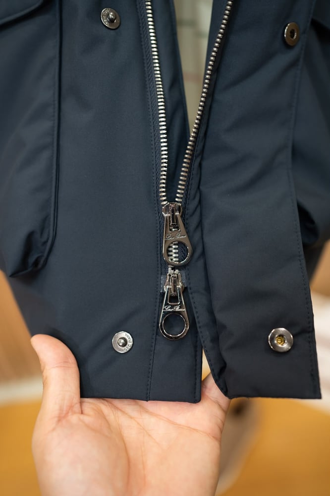 معطف "فوياجر" الفاخر المقاوم للعوامل الجوية من لورو بيانا (Loro Piana Voyager Jacket)