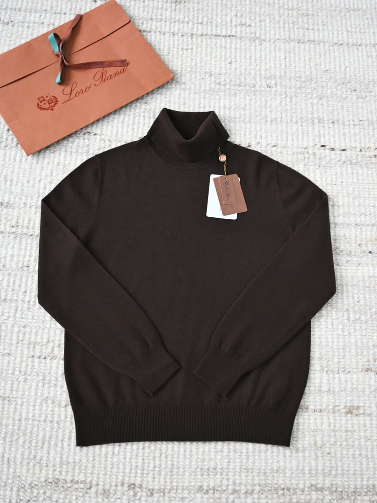 سويتر لورو بيانا الكشمير الفاخر بياقة عالية (Loro Piana Cashmere Turtleneck Sweater)
