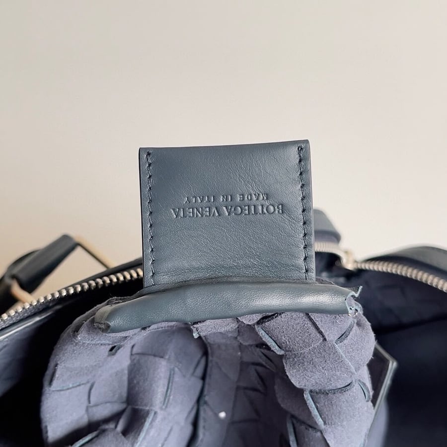 حقيبة يد جلدية فاخرة بتصميم مجدول من بوتيغا فينيتا (Bottega Veneta)