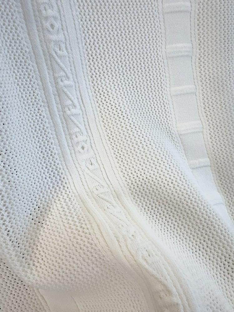 بلوزة "هيرميس" (Hermès) المحبوكة بيضاء
