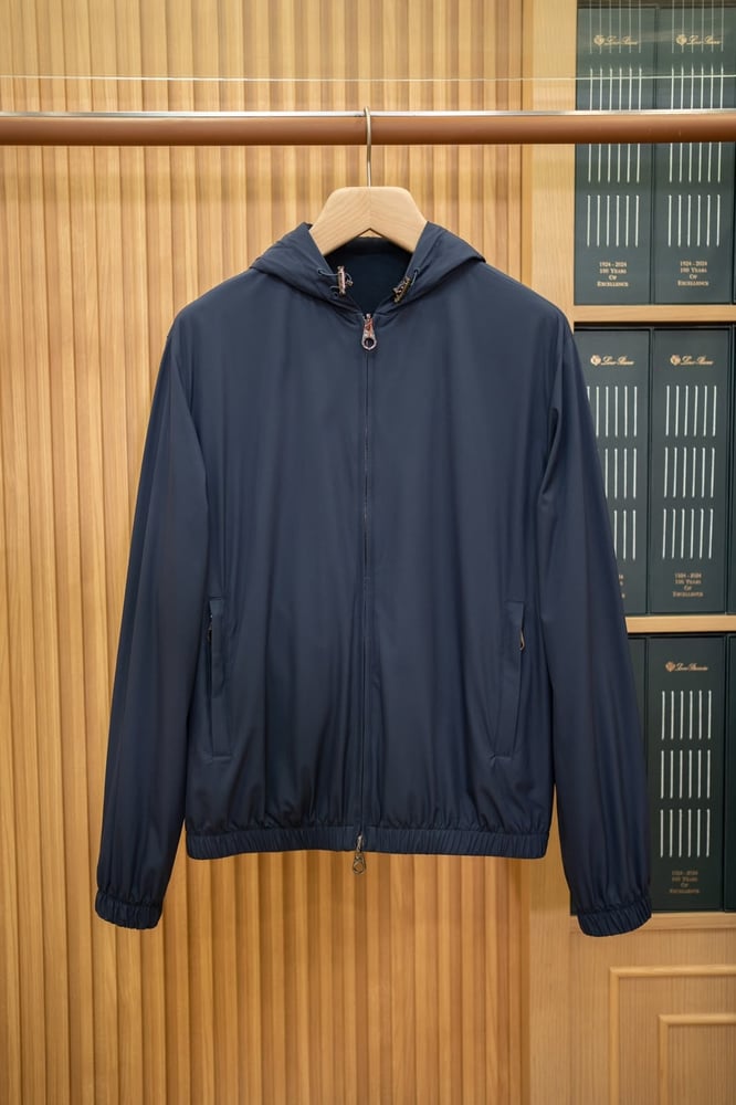 جاكيت "بومبر" الفاخر ثنائي الوجه بقبعة من لورو بيانا (Loro Piana Reversible Hooded Bomber Jacket)