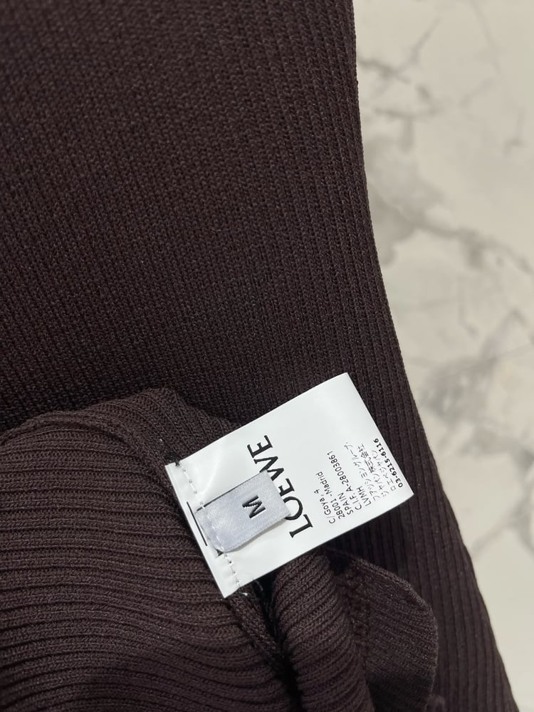 فستان "لويفي" المحبوك بحمالات معدنية (Loewe Ribbed Knit Dress)
