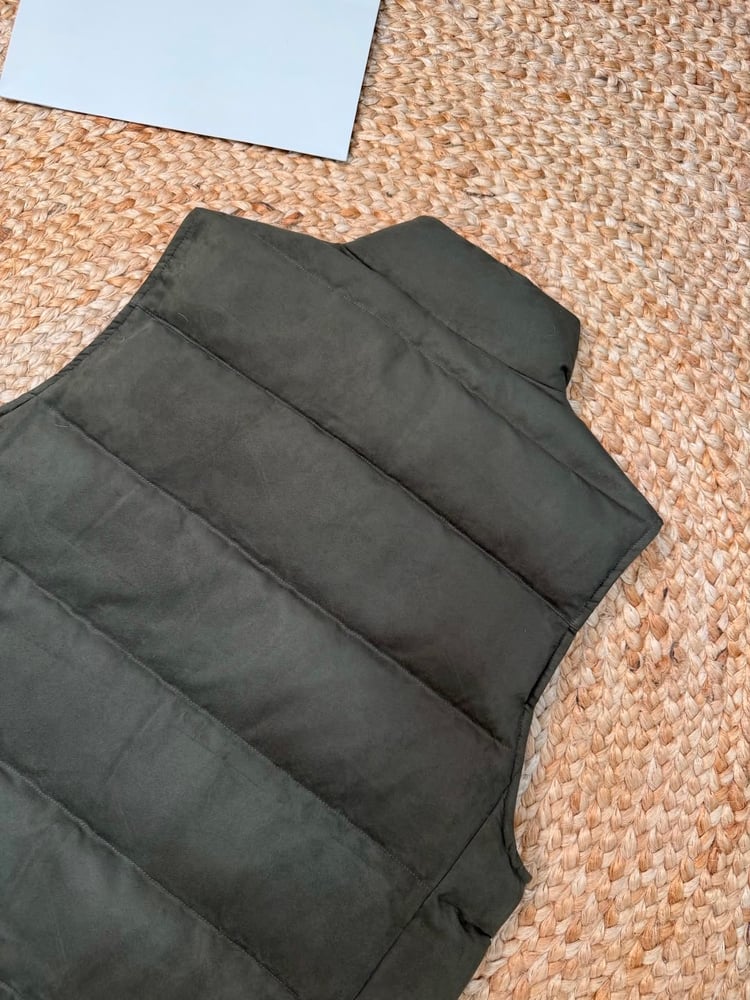 فيست / جيليه "برونيلو كوتشينيلي" (Brunello Cucinelli) الرجالي الفاخر بتصميم منفوخ وبطانة مزدوجة (اللون الزيتي/الخكي)
