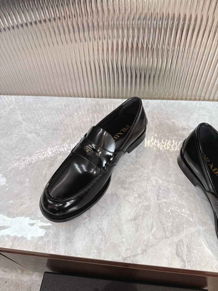 حذاء لوفرز رجالي أسود لامع من برادا (Prada)