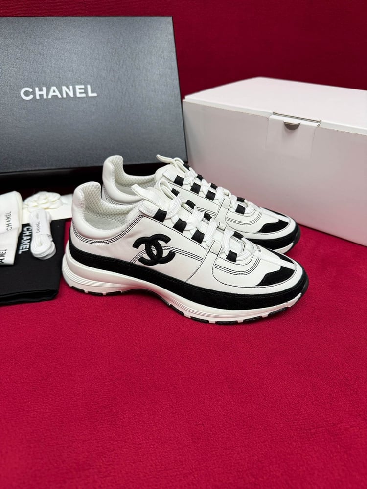 حذاء رياضي كلاسيكي من الجلد الطبيعي والشامواه من شانيل (Chanel)