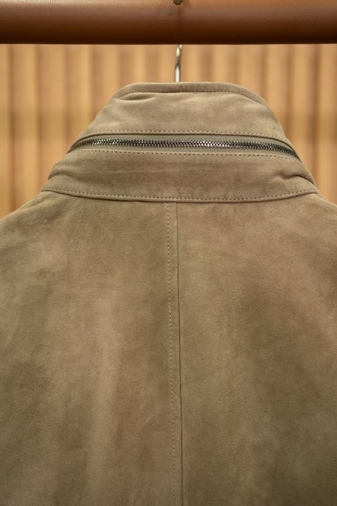 جاكيت "ترافلر" الفاخر من جلد السويد من لورو بيانا (Loro Piana Traveller Suede Jacket)