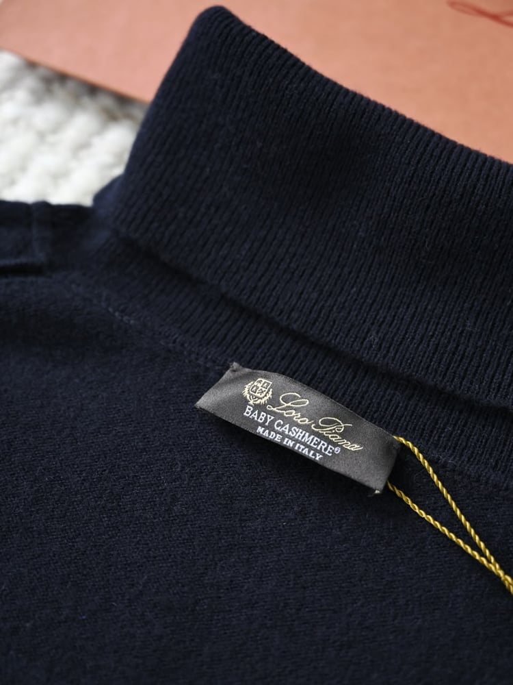 سويتر لورو بيانا الكشمير الفاخر بياقة عالية (Loro Piana Cashmere Turtleneck Sweater)