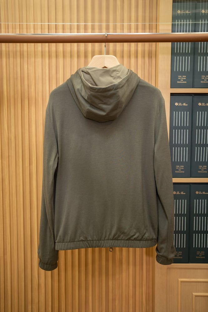 جاكيت "بومبر" الفاخر ثنائي الوجه بقبعة بأكمام طويلة من لورو بيانا (Loro Piana Reversible Hooded Bomber Jacket)