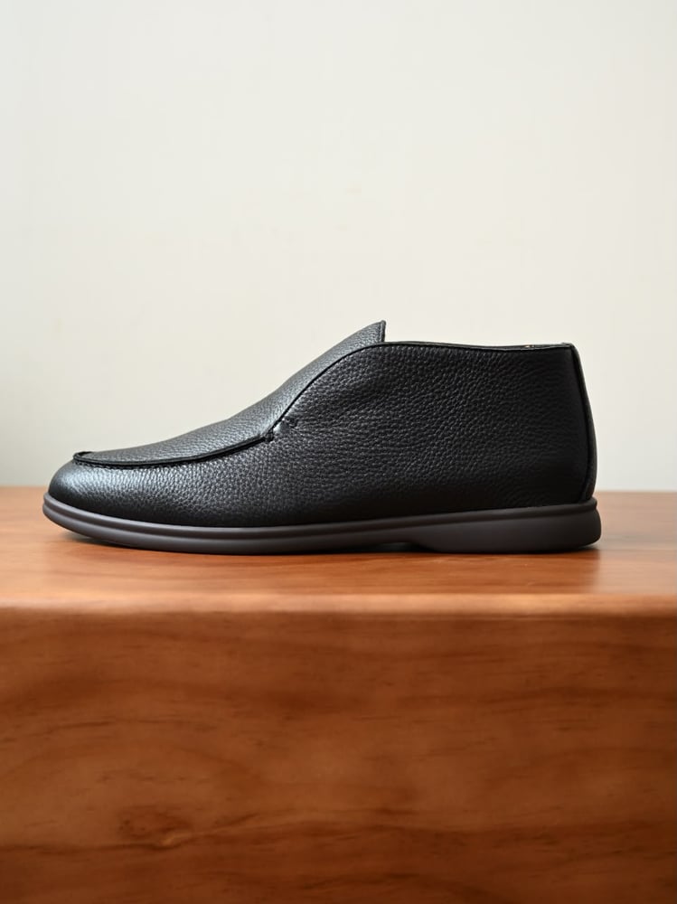 حذاء لورو بيانا الرجالي الحبيبي بنعل متناسق (Loro Piana Open Walk Grained Leather Shoes - Monochrome Sole)