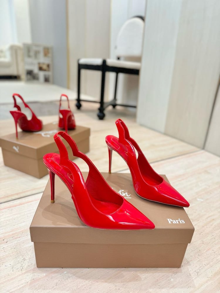 حذاء سهرة بكعب عالٍ ومقدمة مدببة وسير خلفي متموج من (Christian Louboutin)