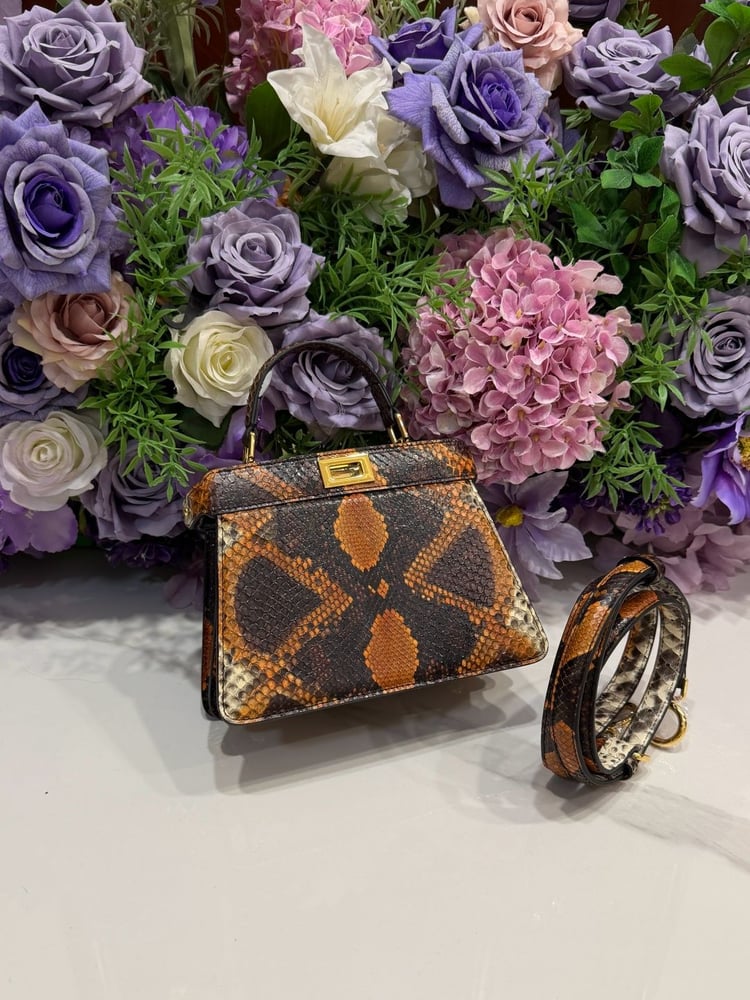 حقيبة بيكابو ميني الفاخرة بنقشة جلد الثعبان بدرجات البني والأورنج من فندي (Fendi) ٢٠سم