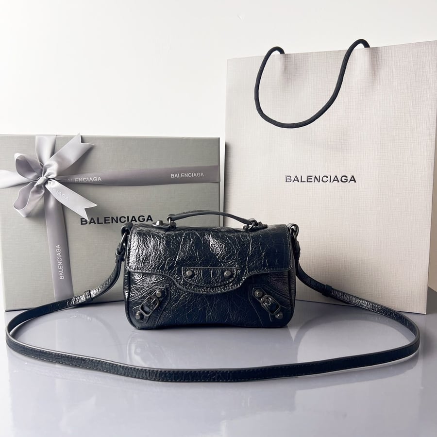 حقيبة بالنسياغا (Balenciaga) النسائية الفاخرة بتصميم كروس بودي
