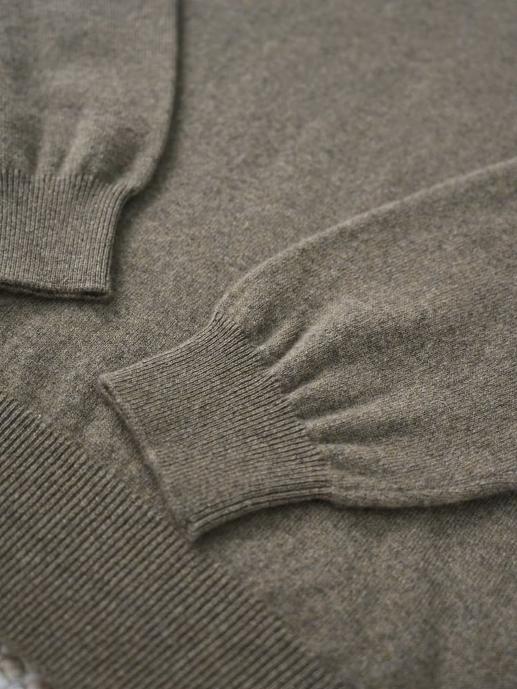 سويتر لورو بيانا الكشمير الفاخر بياقة عالية (Loro Piana Cashmere Turtleneck Sweater)