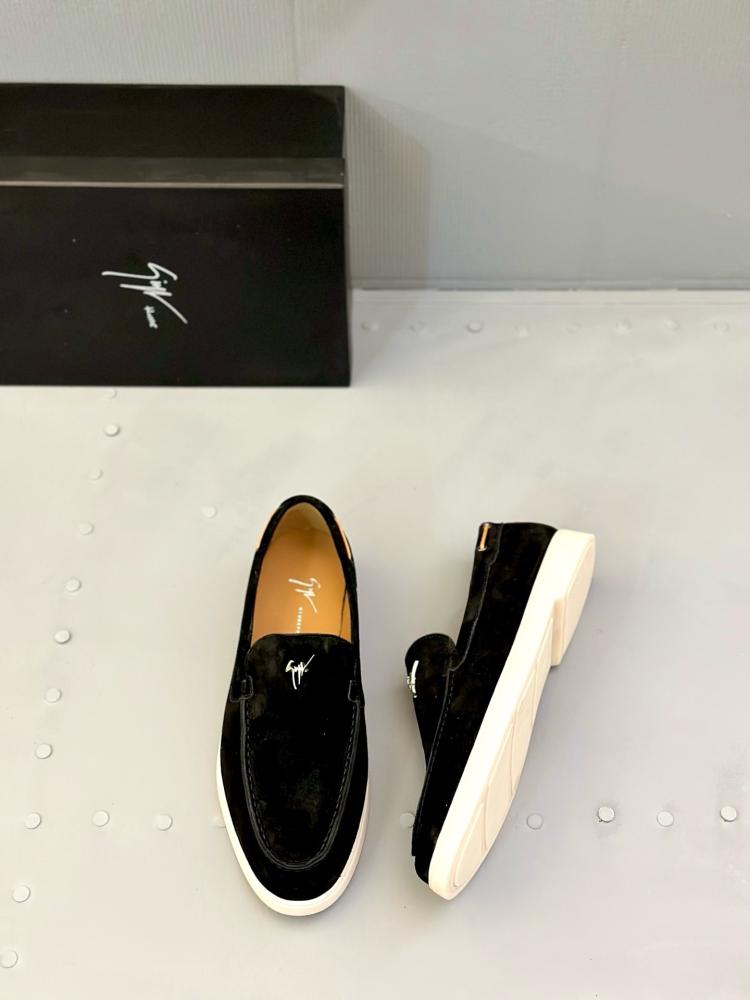 حذاء لوفر (Loafers) كاجوال فاخر من جوزيبي زانوتي (Giuseppe Zanotti) من جلد السويد باللون الأسود الملكي.