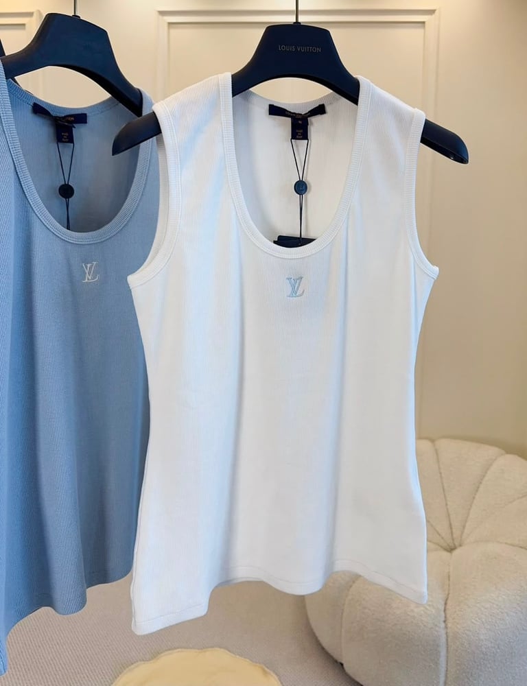 تانك توب (Tank Top) كلاسيكي من لويس فيتون (Louis Vuitton) – بساطة فاخرة لإطلالة يومية متجددة