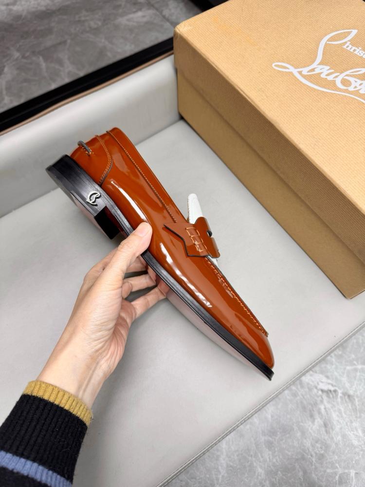 حذاء لوفر (Penny Loafer) رسمي فاخر ثنائي اللون من كريستيان لوبوتان (Christian Louboutin) من جلد الورنيش باللون العسلي والأبيض.