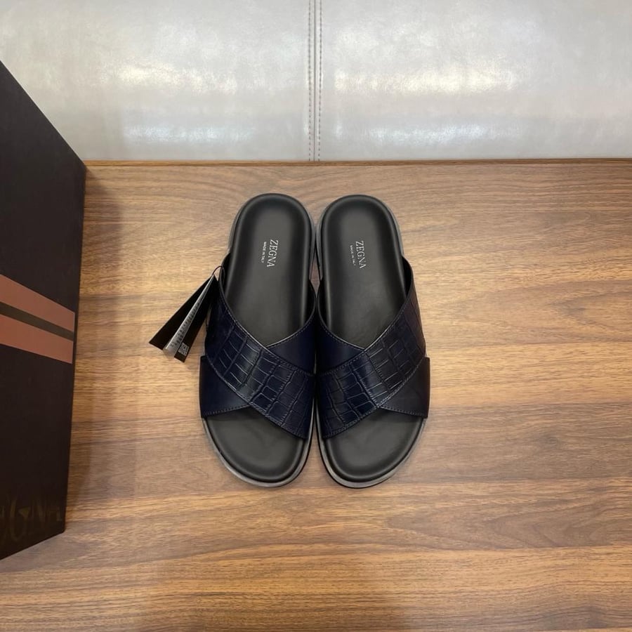 صندل إسبادريل (Cross-Strap Sandals) كاجوال فاخر بنقشة التمساح من زينيا (Zegna) باللون الكحلي الملكي.