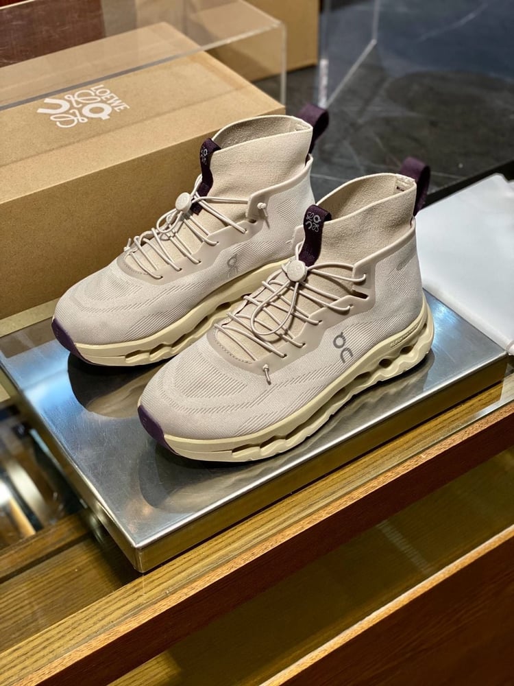 حذاء رياضي عالي / بوت كاجوال رجالي تعاوني فاخر (Loewe x On Running) باللون البيج والأوف وايت
