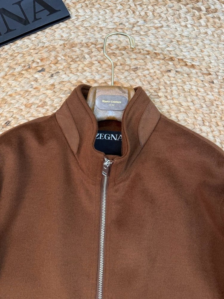 طقم رجالي بني فاخر (جاكيت بسحاب وبنطلون رياضي) من زينيا (Zegna)