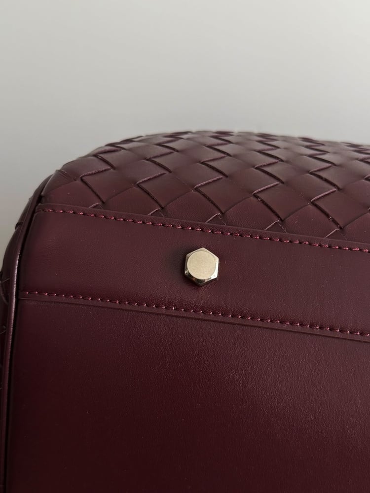 حقيبة سفر جلدية فاخرة بتصميم مجدول من بوتيغا فينيتا (Bottega Veneta)