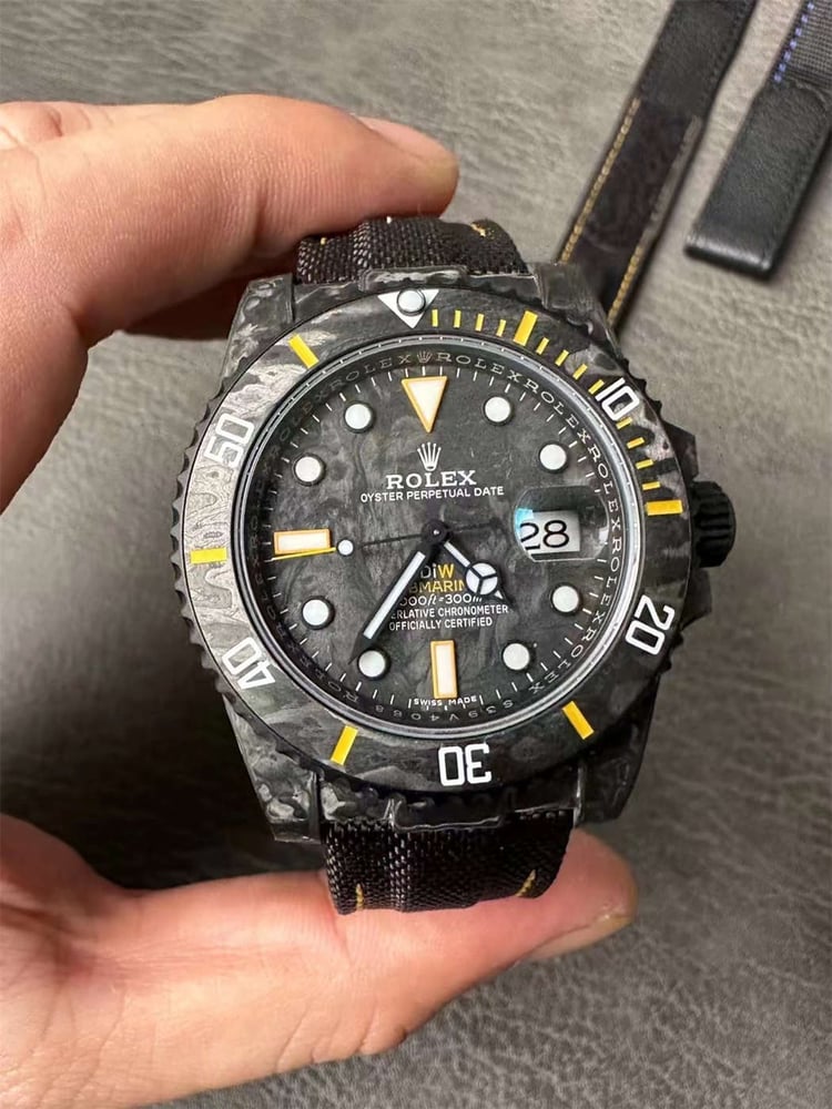 ساعة دي دبليو كربون يلو سابمارينر - VSFactory (DiW Carbon Yellow Submariner)