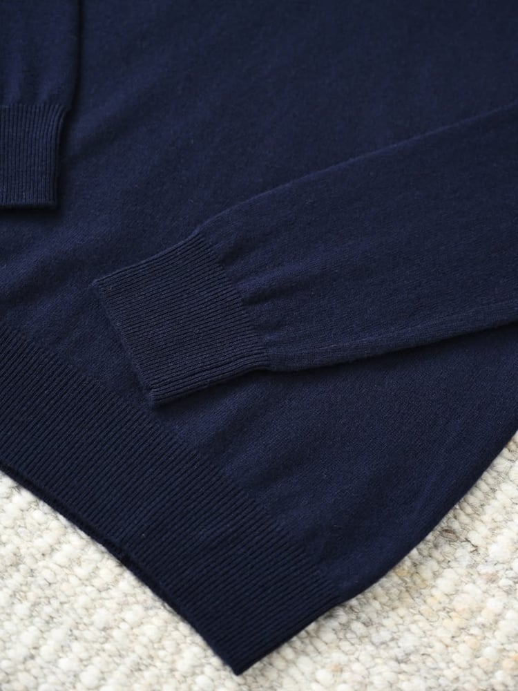 سويتر لورو بيانا الكشمير الفاخر بياقة عالية (Loro Piana Cashmere Turtleneck Sweater)