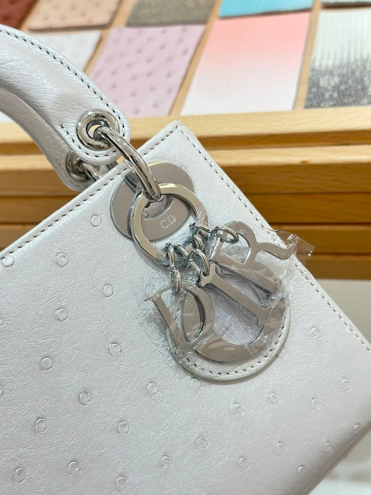 حقيبة ليدي ديور (Lady Dior) ميني الفاخرة بجلد النعام اللؤلؤي سمول