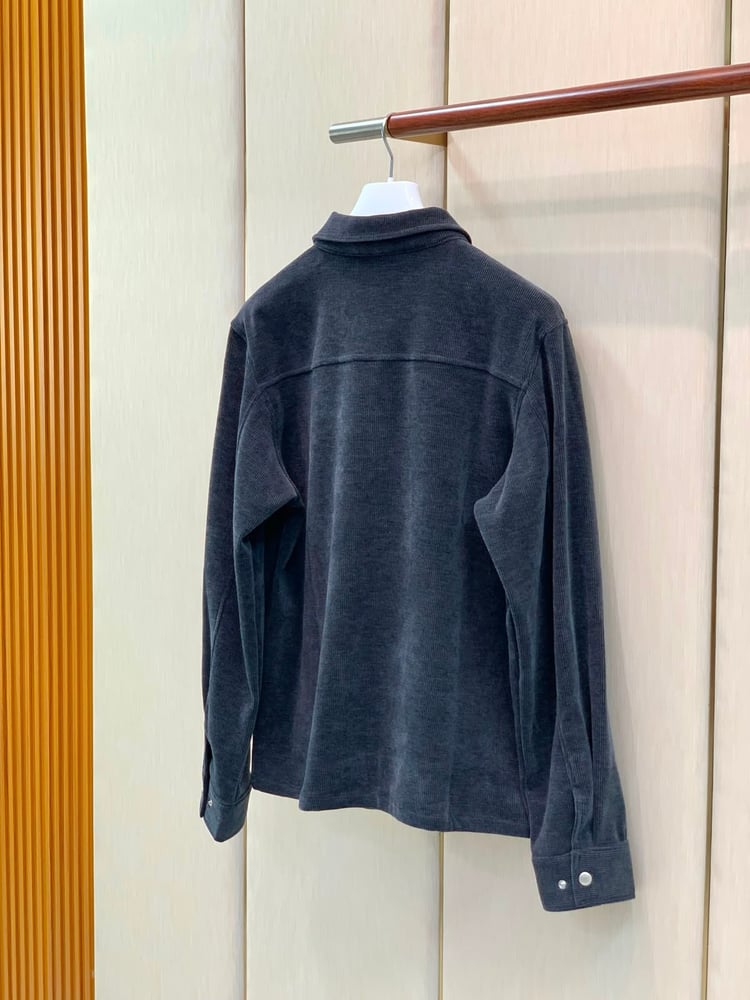 طقم رياضي / جاكيت وبنطلون رجالي فاخر من "برادا" (Prada) بتصميم قماش المخمل المضلع (Corduroy)