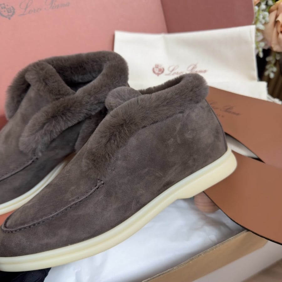 حذاء لورو بيانا النسائي الشمواه المبطن بالفرو البني الفاخر (Loro Piana Brown Fur-Trimmed Open Walk Shoes)